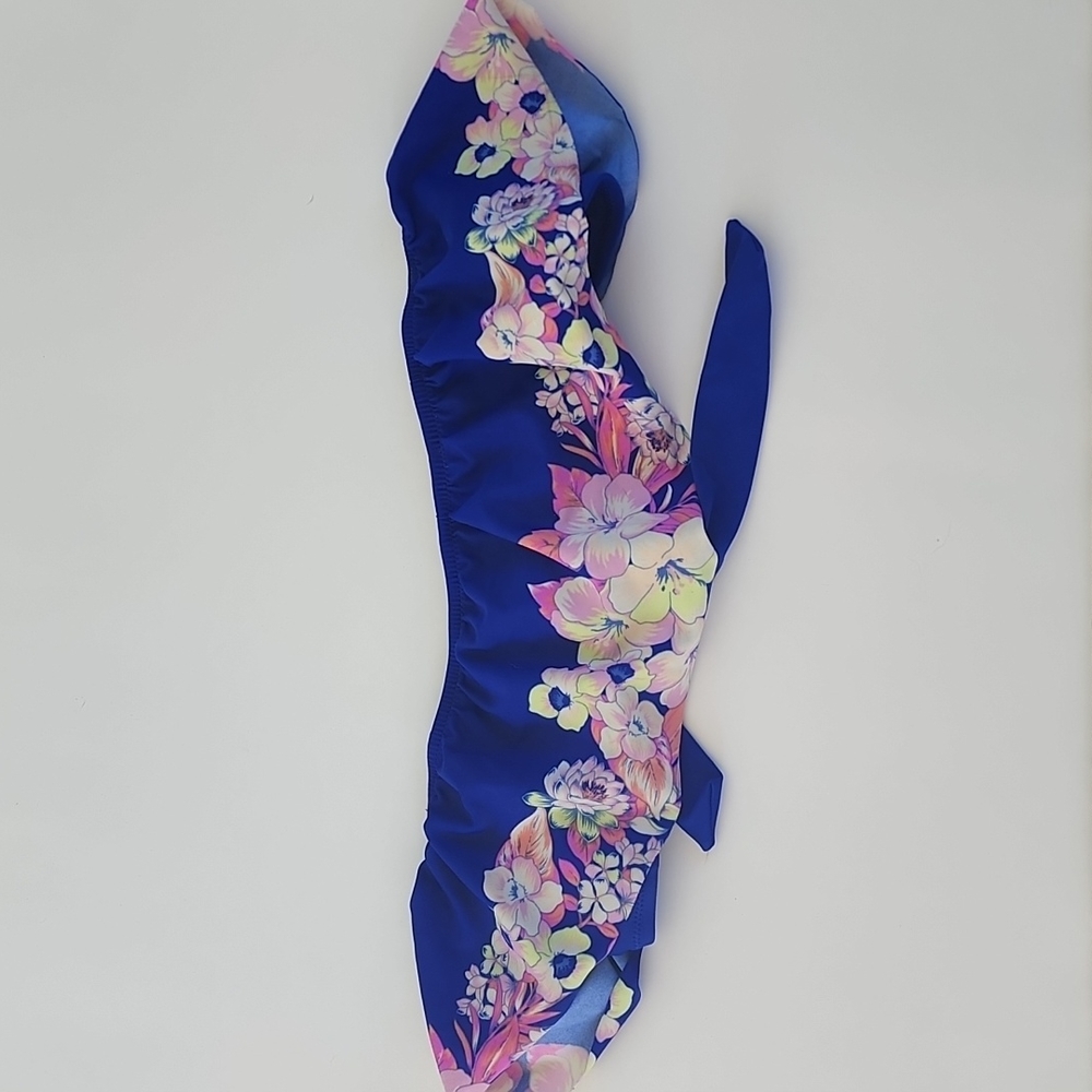 - BNWT‎ American Eagle Bikin top size Med